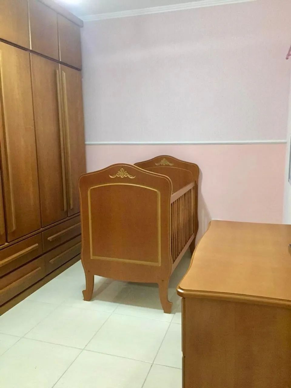 Berço de madeira com design clássico64301928560771123