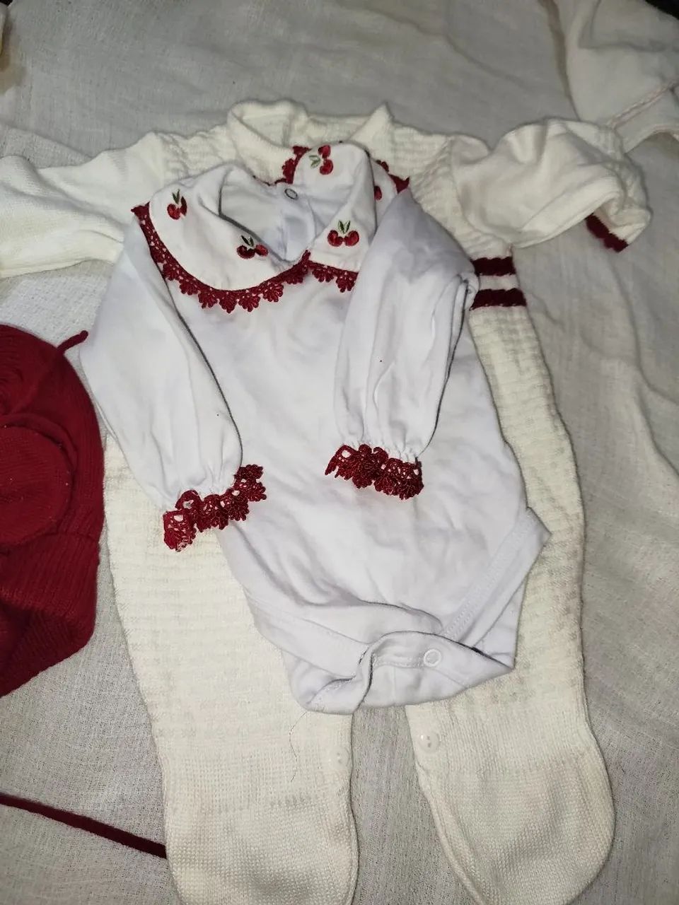 Conjunto de Roupa para Bebê com Detalhes em Cereja