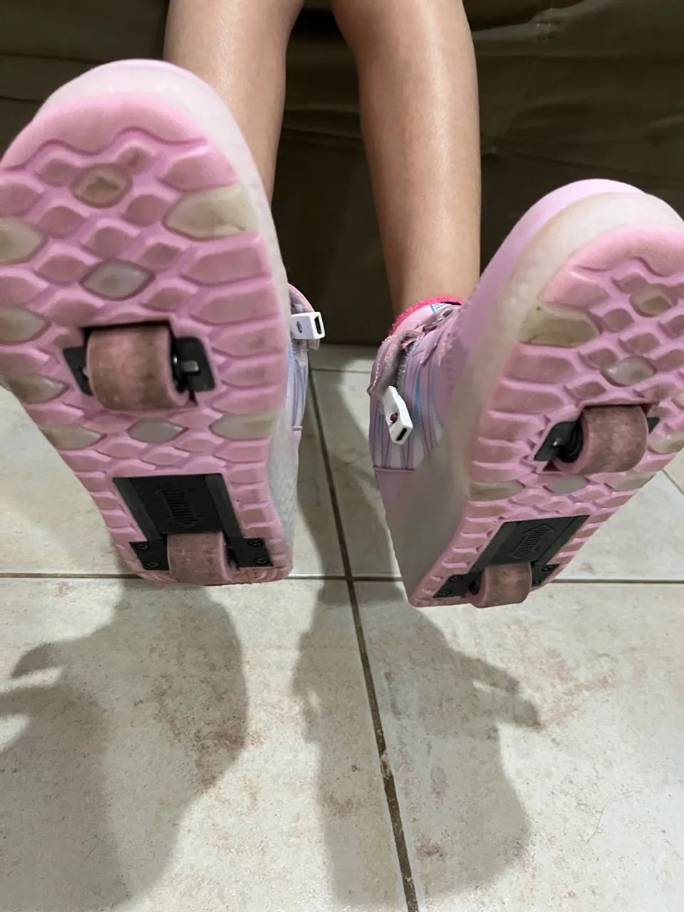 Tênis infantil patins de rolo rosa com luzes de LED recarregavel