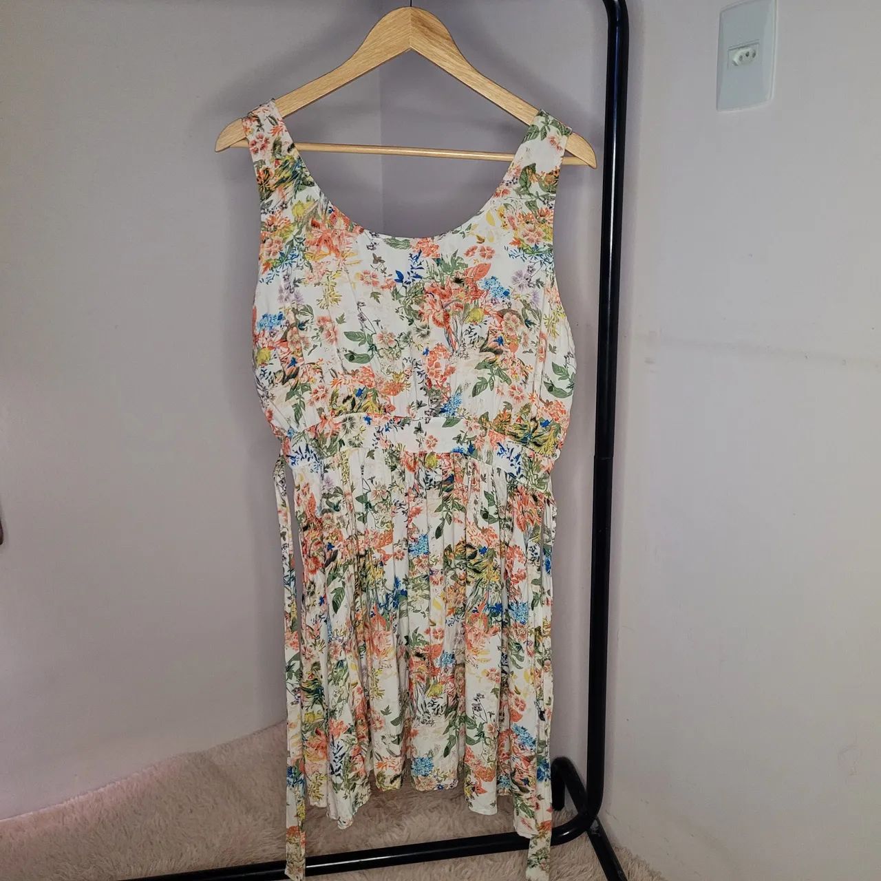 Vestido curto florido com cinto fixo - Tamanho GG