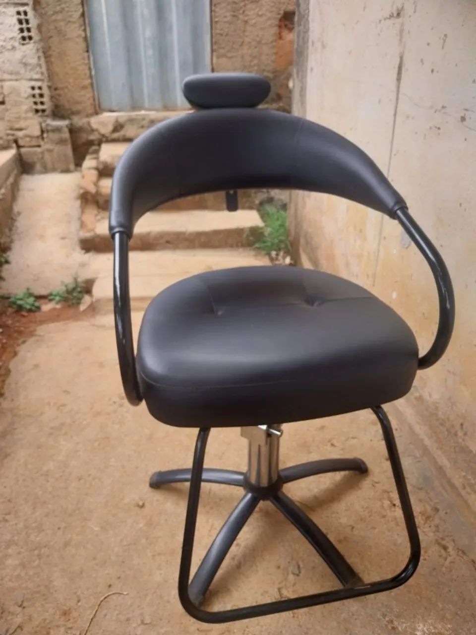 Cadeira de salão, retirada no local.