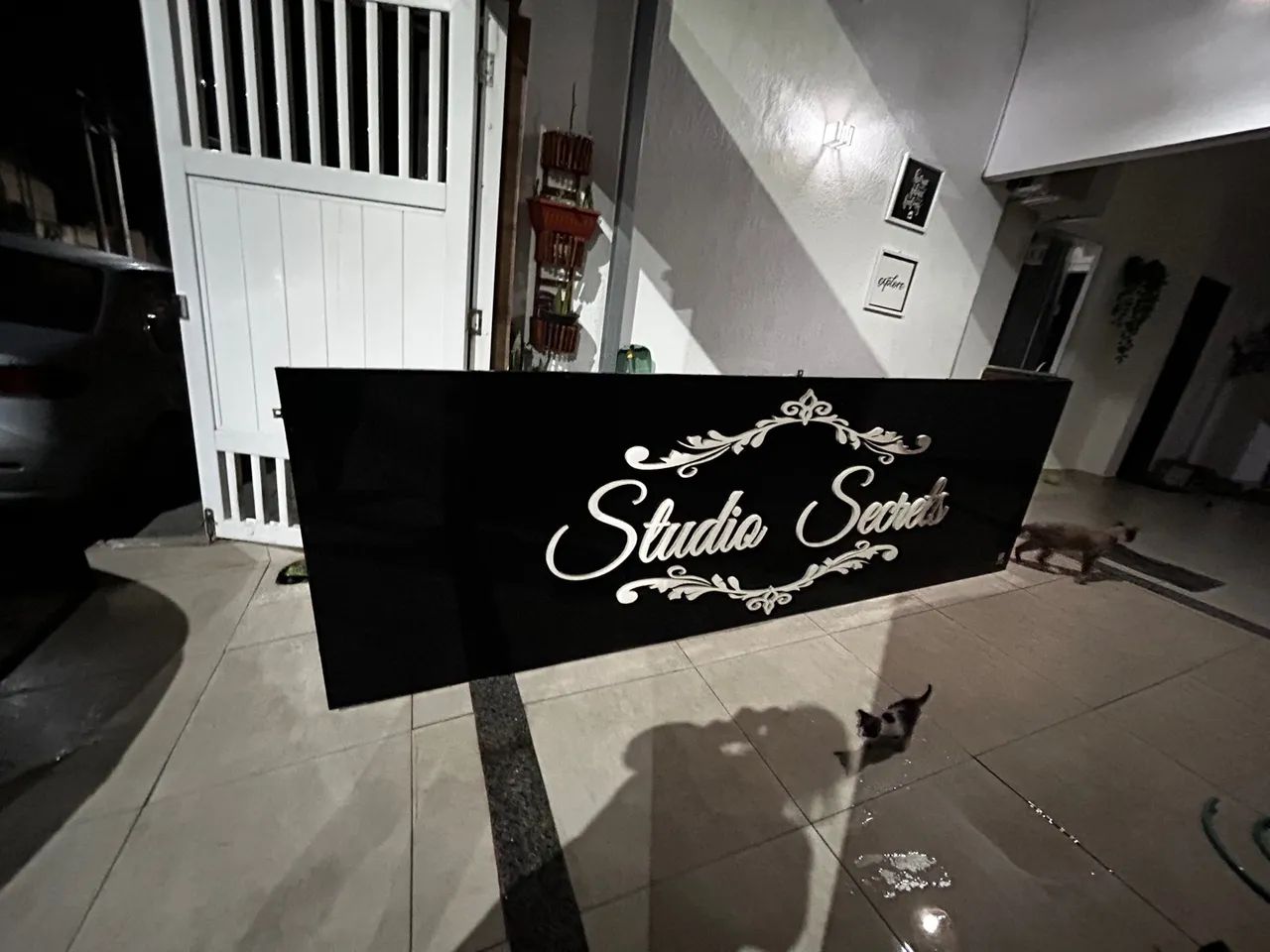 Placa em ACM Studio Secrets - Perfeito para seu negócio!