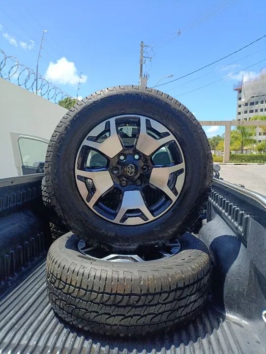 JOGO DE RODAS ARO 18 HILLUX SRX 2021 + PNEUS MICHELIN LTZ FORCE 265/60 R18. - Foto 4