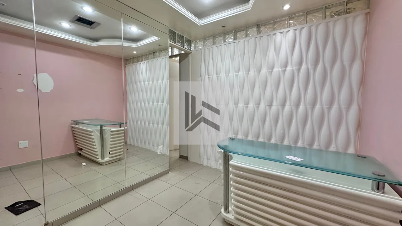 Sala para locação no Royal Trade Center com 32m², recepção, sala, ante-sala e WC