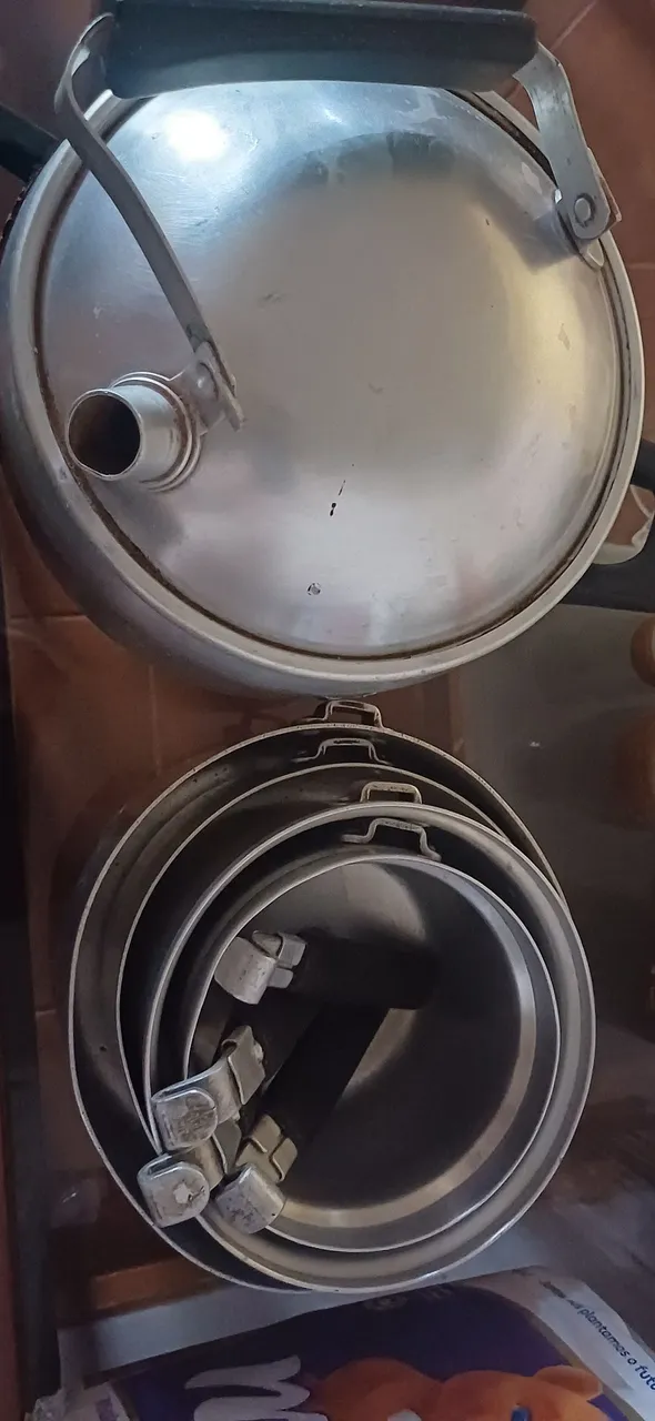 Conjunto de panelas e chaleira para acampamento