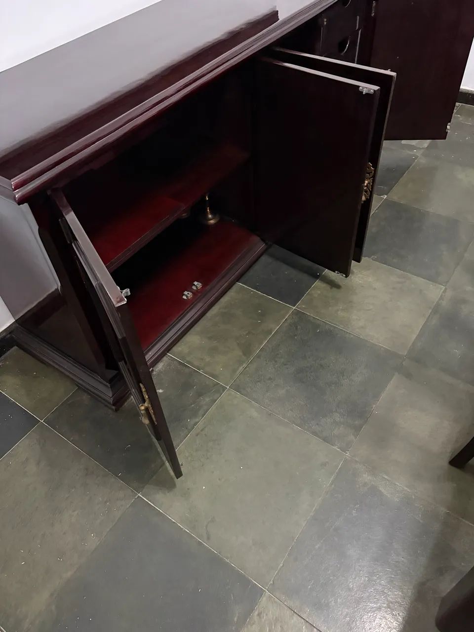 Conjunto de mesa cadeiras e buffet de laca vinho com espelho. - Foto 5