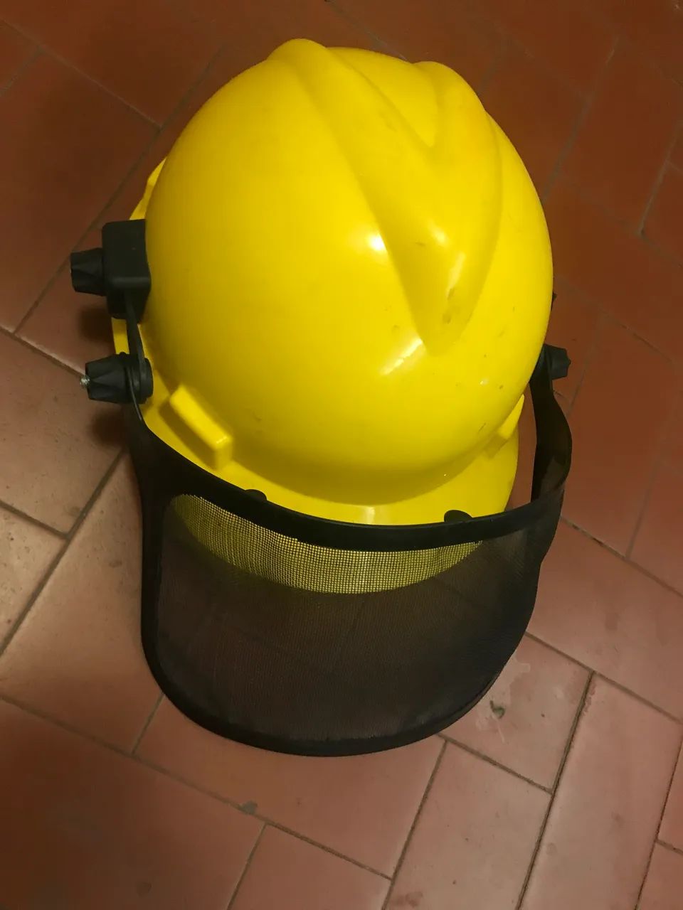 CAPACETE COM VISEIRA EM REDE - MSA