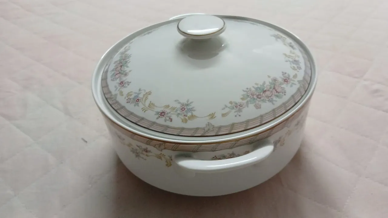Sopeira dos Anos 50 - Porcelana Real Brasil com tampa floral