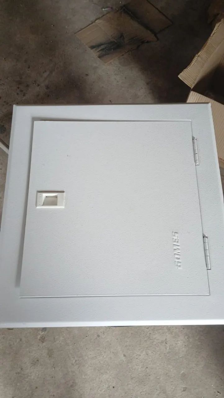 Quadro de disjuntores. 64168498979715120