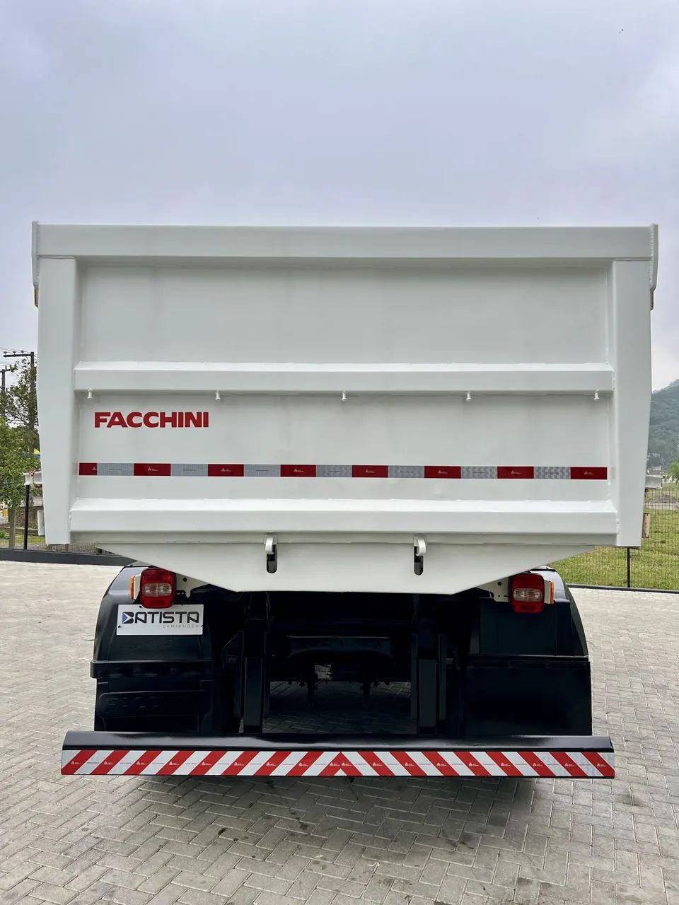 VW 24-260 Truck 6x2 2023 Basculante 12m3 Baixo KM - Foto 5