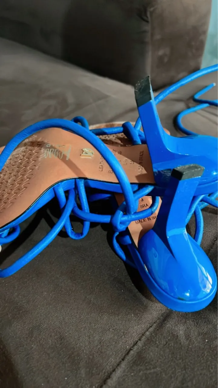 Sandália Azul Vibrante com Detalhes Exclusivos