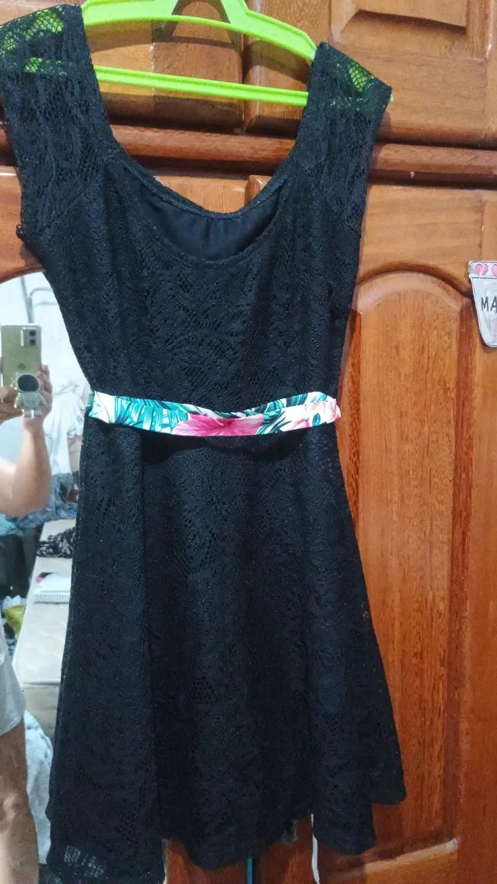 Vestido preto com cinto floral - Foto 2
