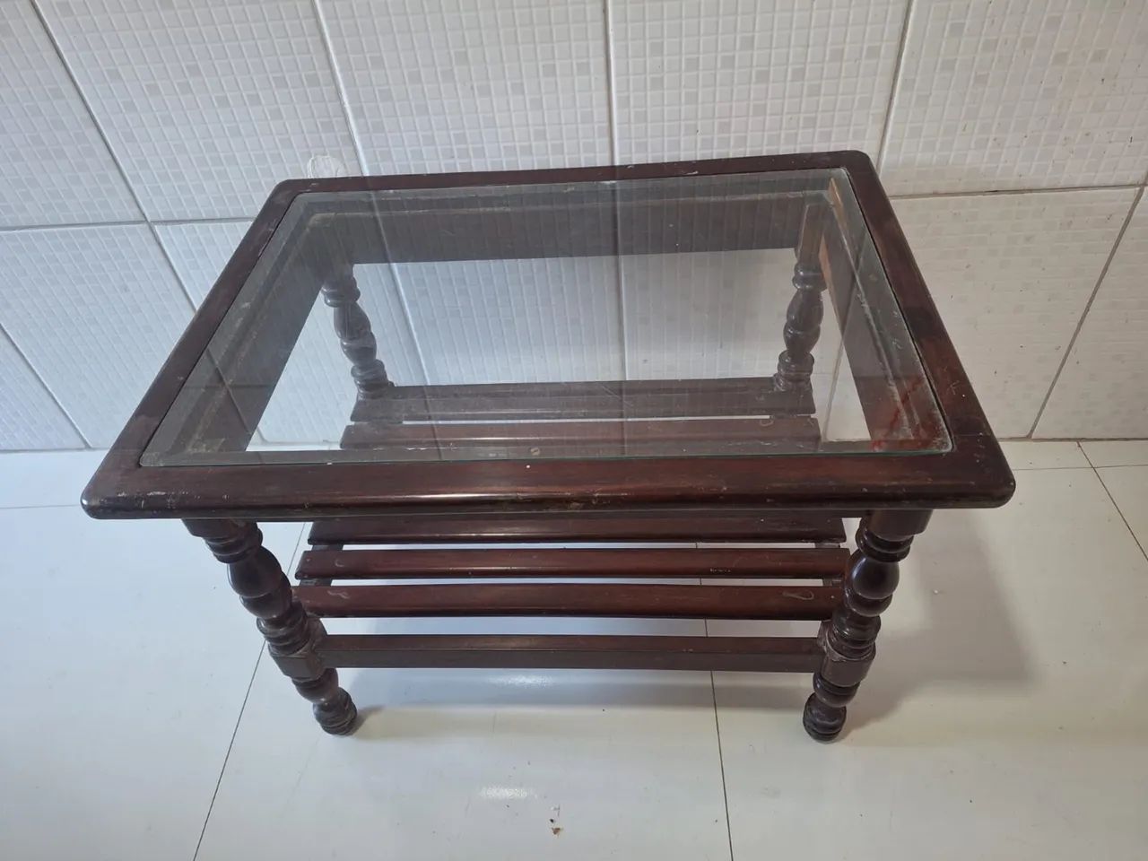 Mesa de centro em madeira e vidro 