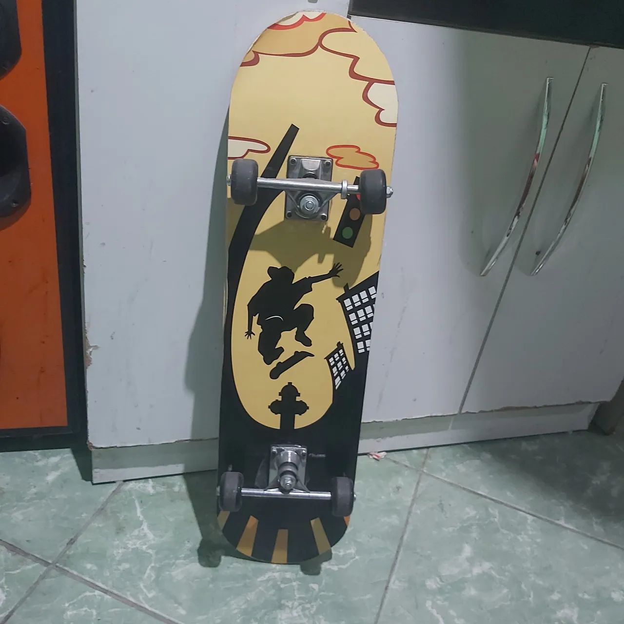 Vendo skate R$120,00 reais só estar com 1 rolamento danificado - Foto 2