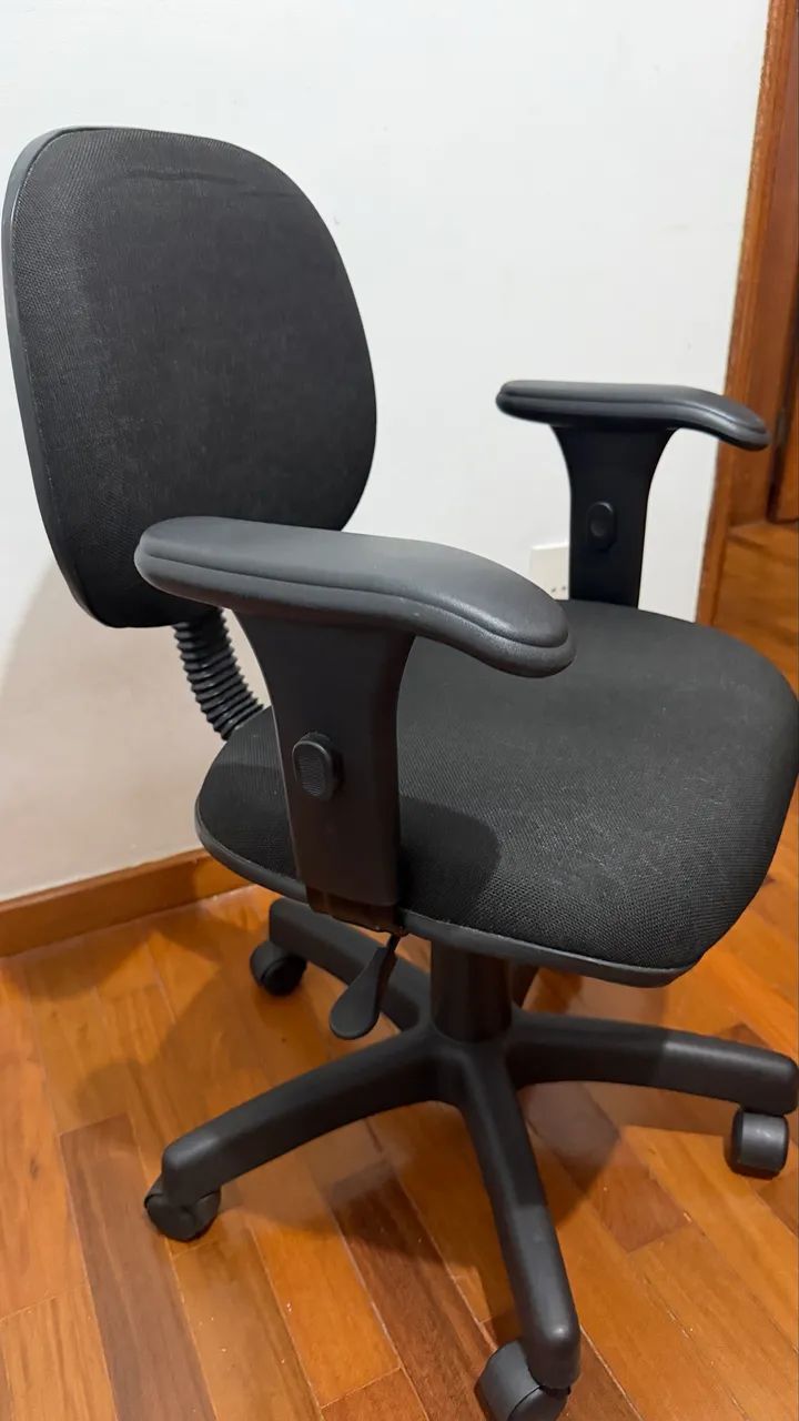 Cadeira de escritório com rodinhas e altura regulável 