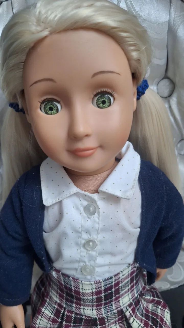Boneca Our Generation Emmeline regular doll