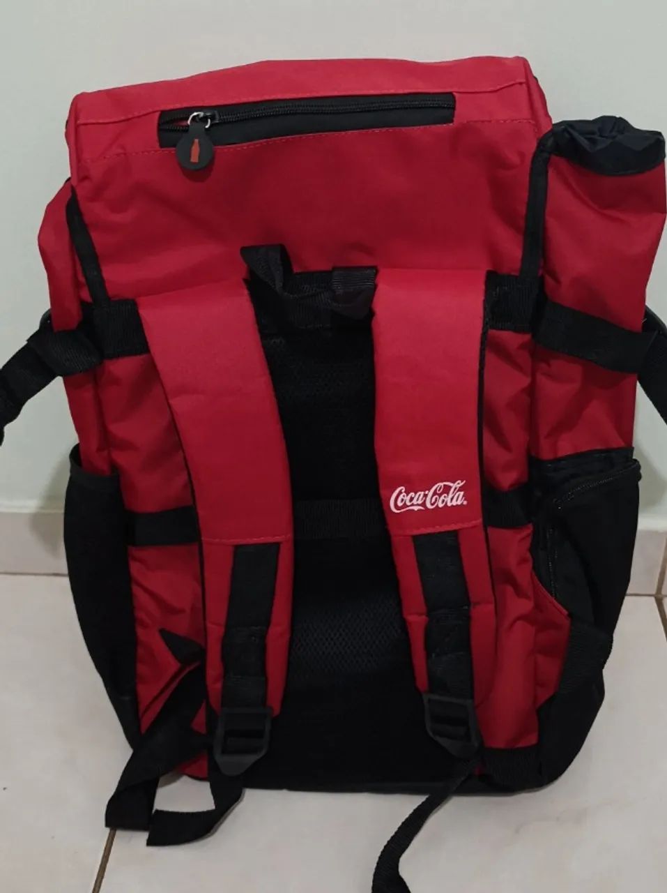 Mochila Coca-Cola Original Vermelha e Preta  - Foto 2