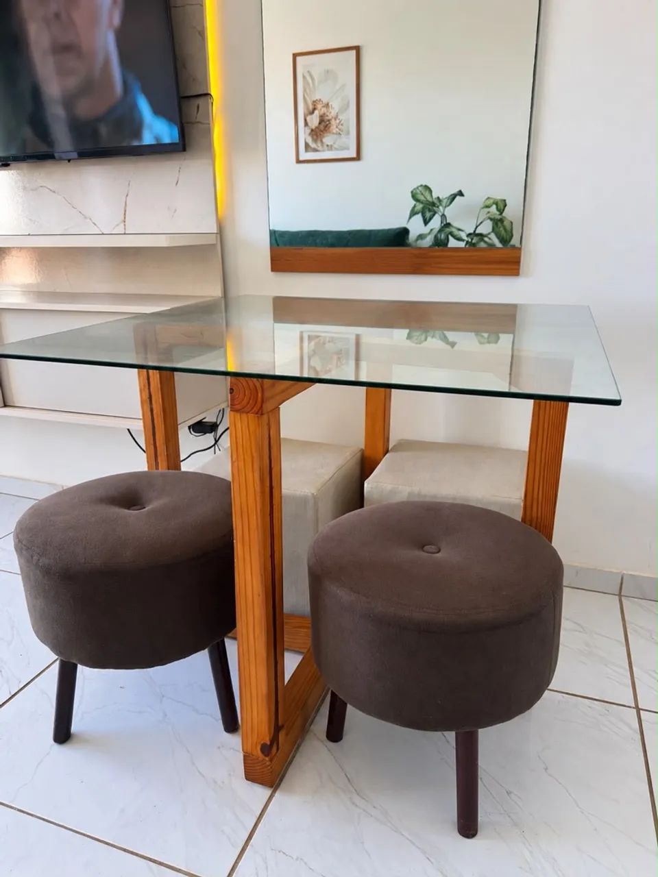 Mesa de vidro com pés de Madeira + 4 puffs 