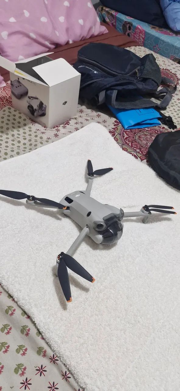 PARA SAIR LOGO. Drone DJI mini 4 pro + controle sem tela/ está zerado. .