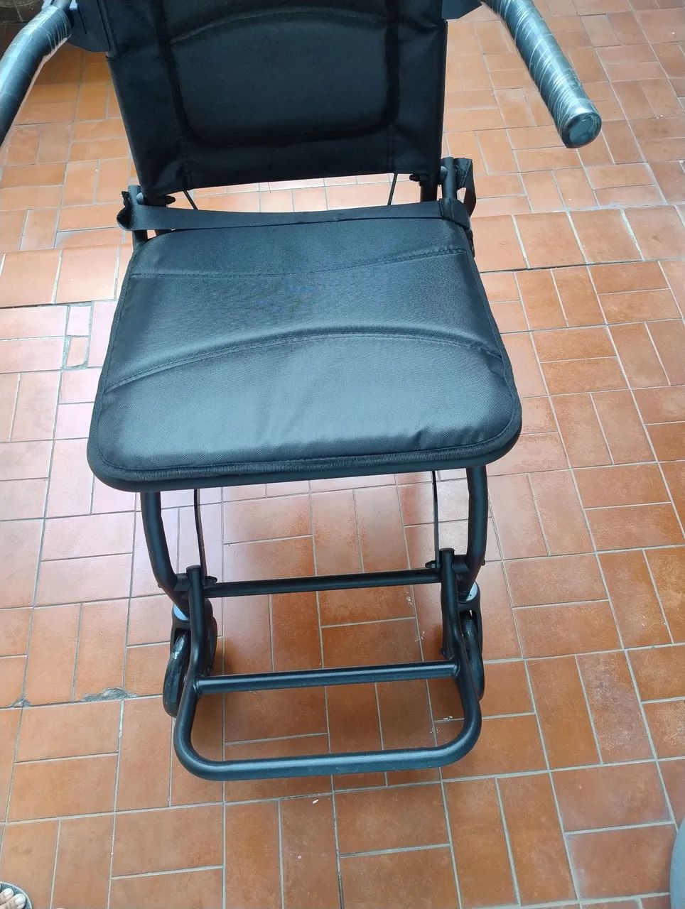 Cadeira de transporte preta nova  - Foto 3