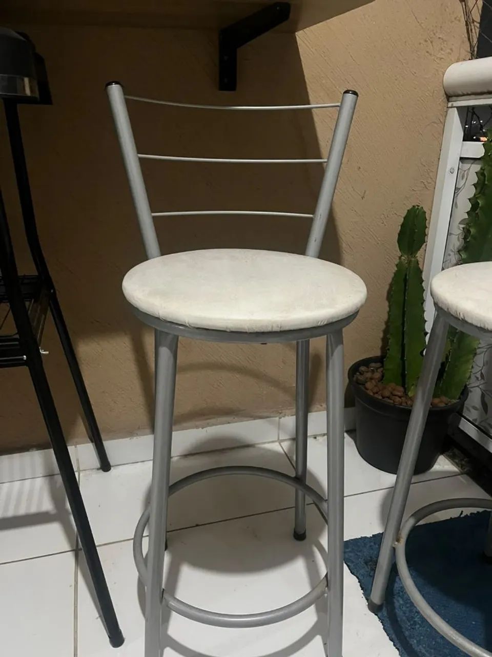 Vendo duas banquetas brancas, estofadas, de aço - Foto 3