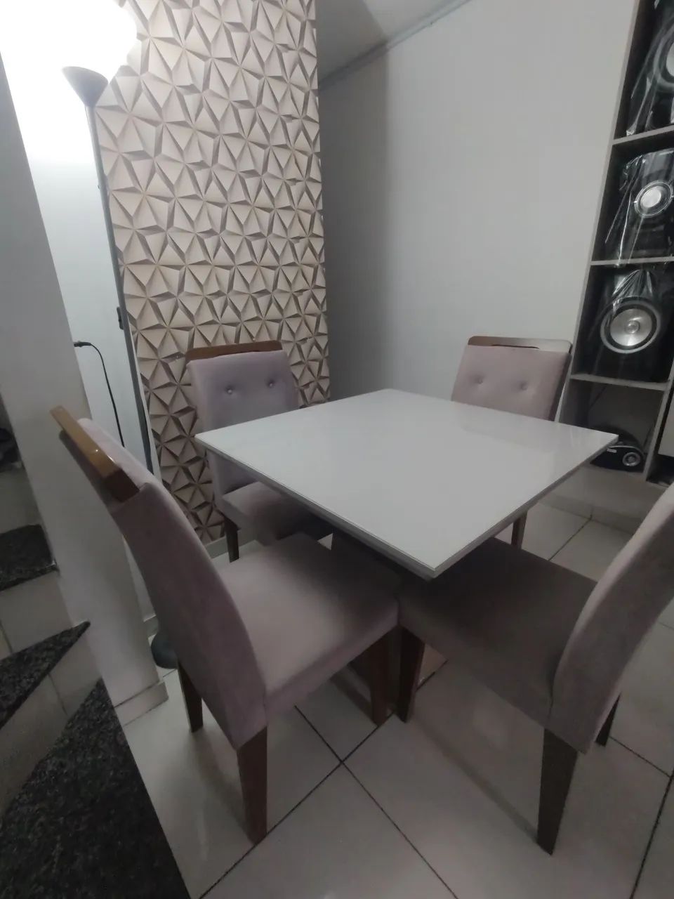 Vendo Mesa tampo de vidro com 4 Cadeiras - Foto 3