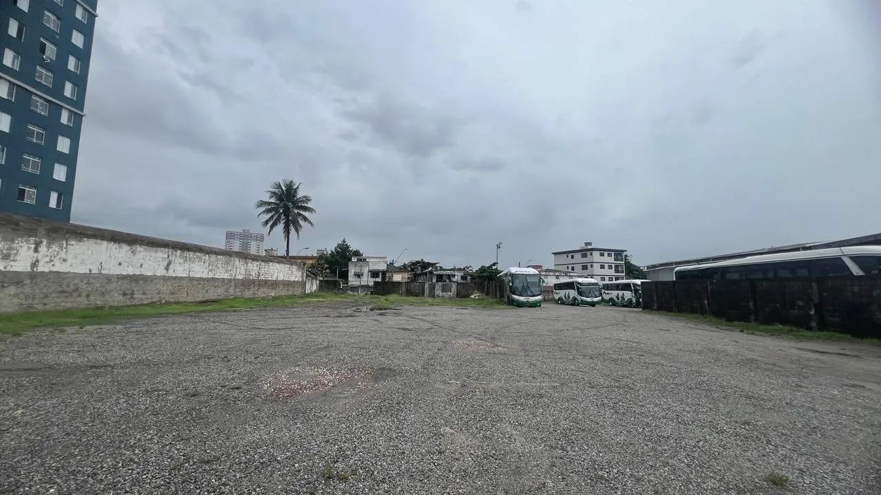 Terreno plano compactado à venda próximo ao centro de São Vicente