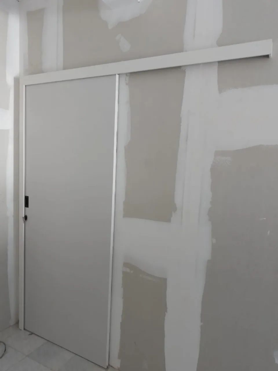 Assentamento de portas e kit porta pronta