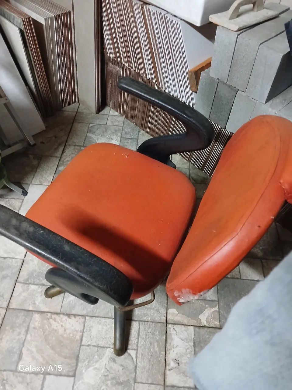 Uma cadeira para salão cabeleireira  vendo por 500, reais ela aumenta e abaixa bom estado 