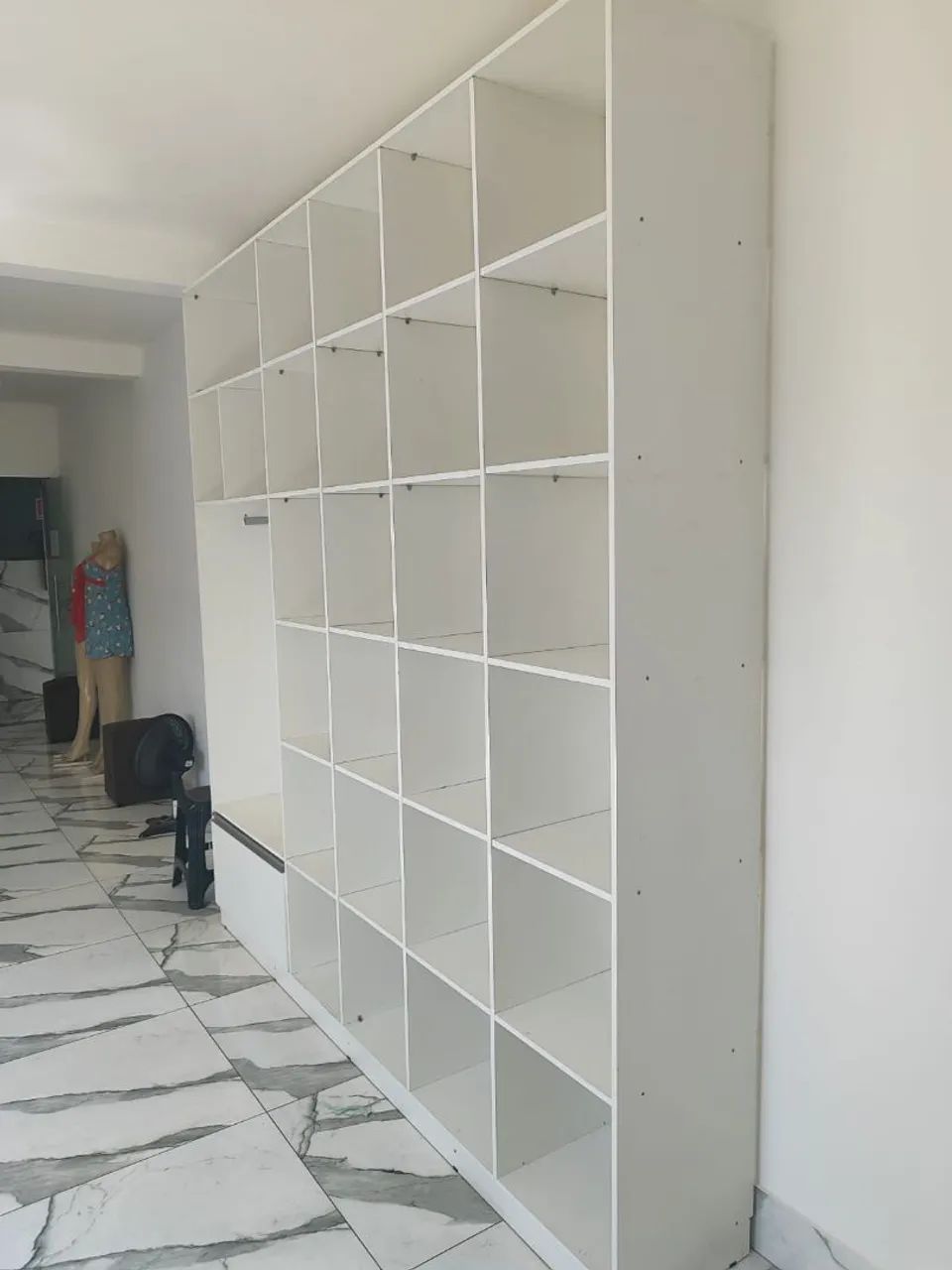 Estante expositora com nichos para loja - Foto 3