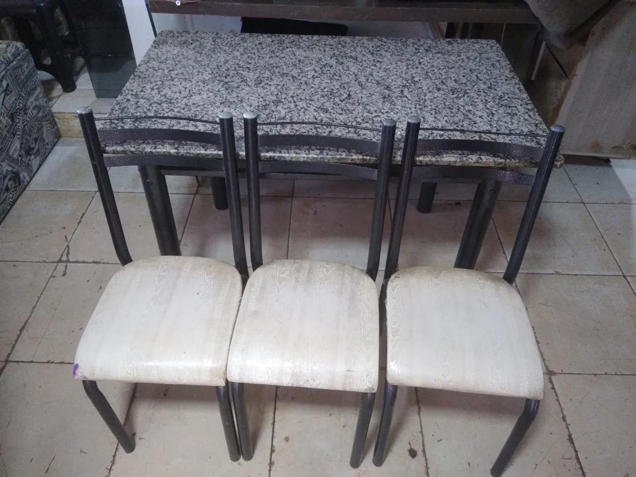 Mesa com 3 cadeiras  - Foto 2