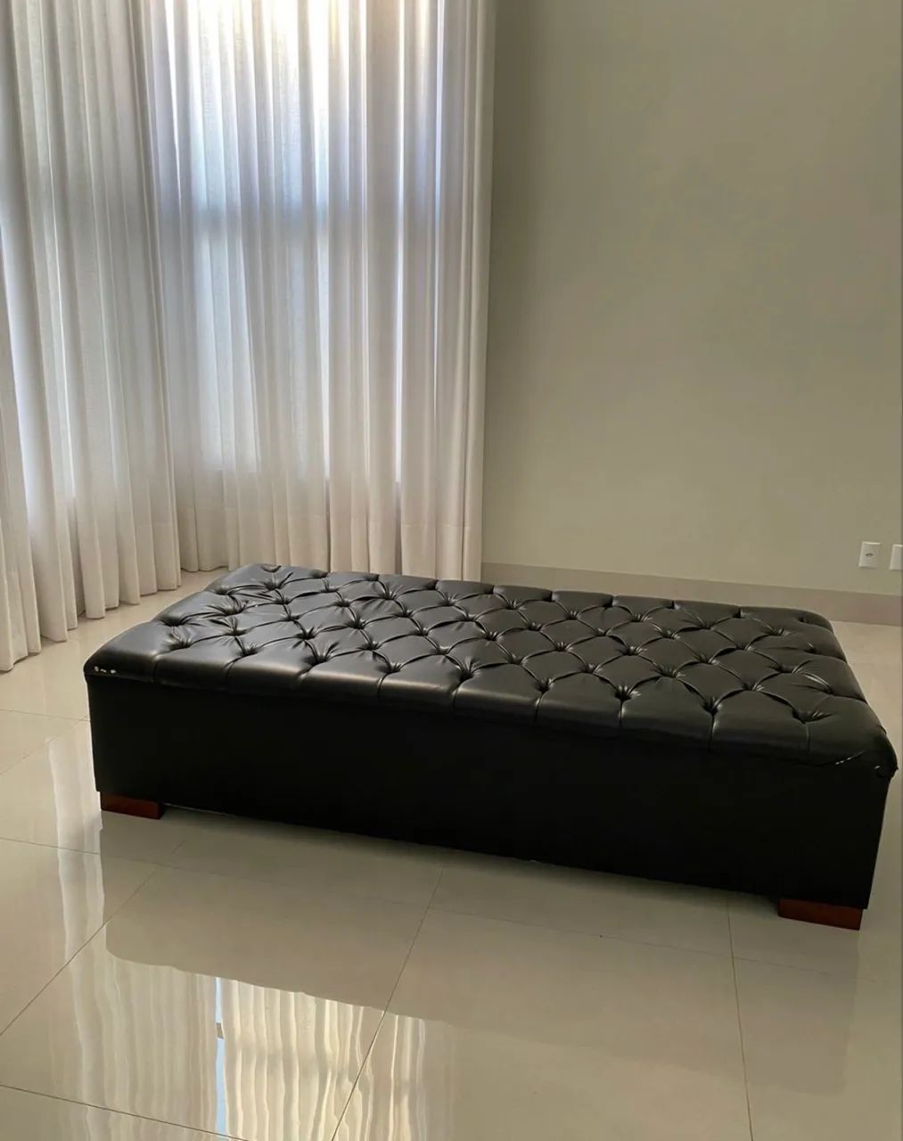 Puff Gigante Capitonê 3x1,5m em Courino Preto - Excelente Estado