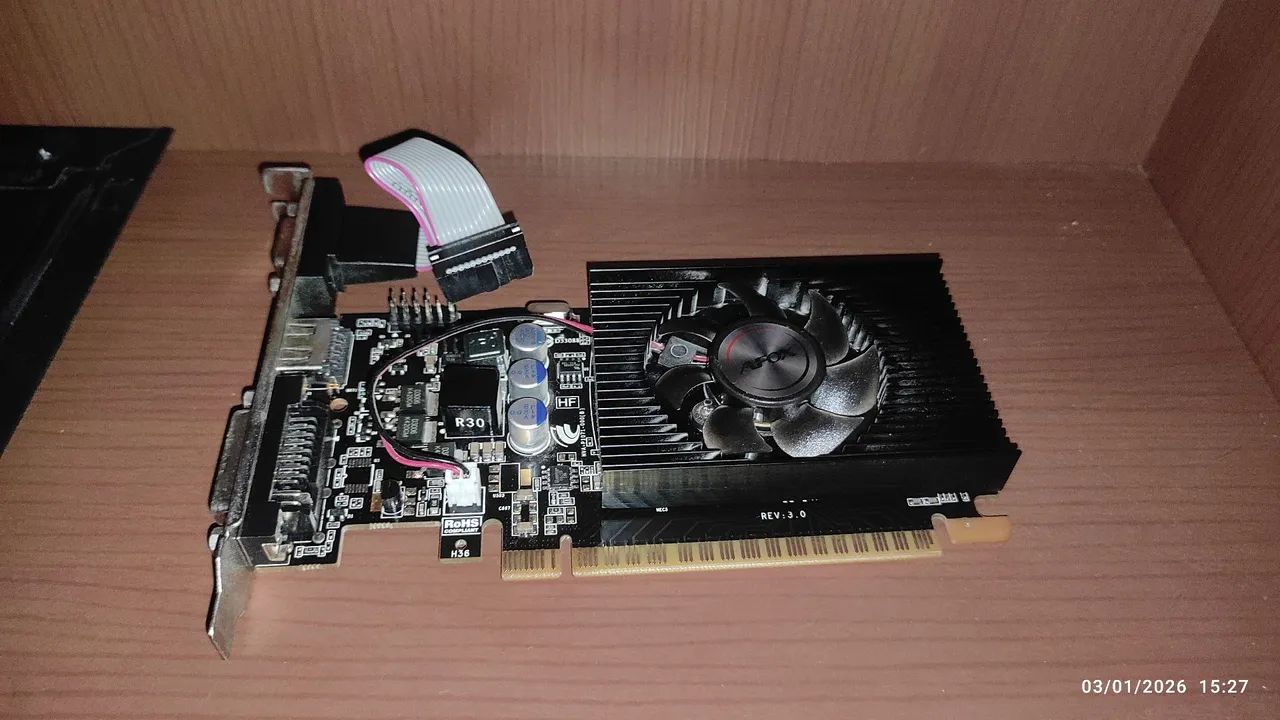 Placa de vídeo NVIDIA GeForce GT 220 funcionando perfeitamente.