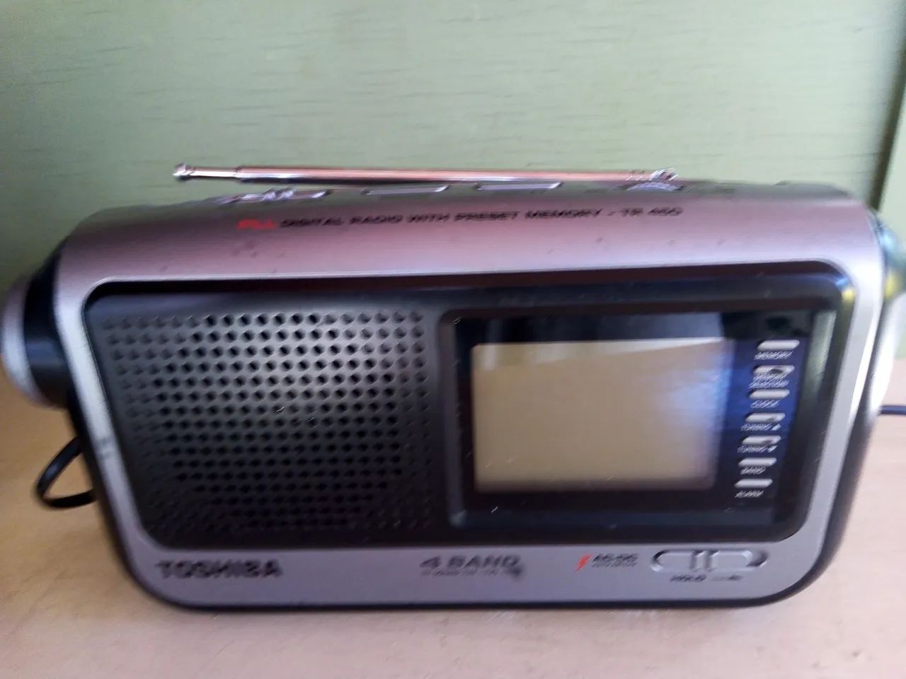 Rádio Toshiba / Lanterna 1