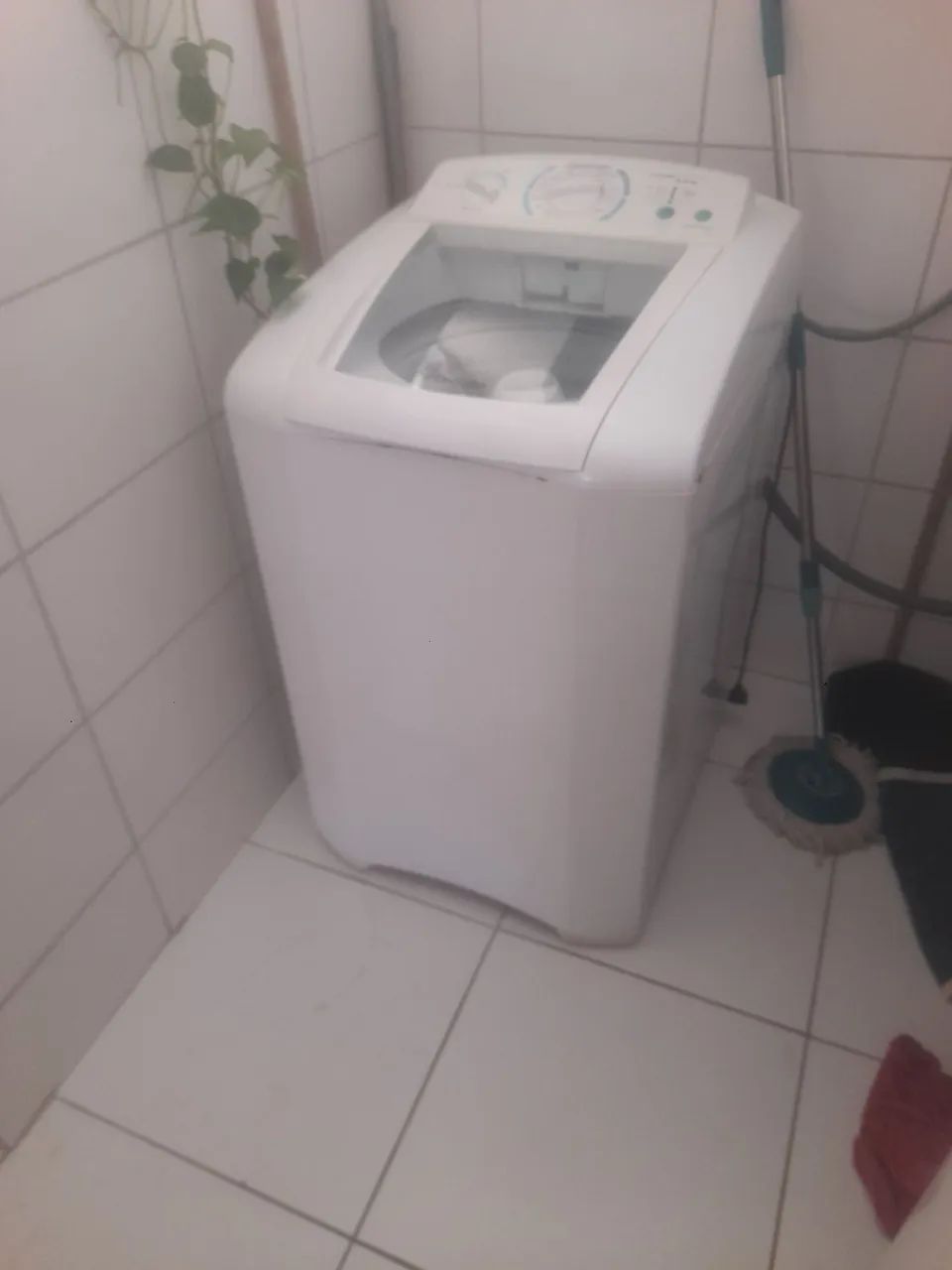 Vendo Excelente Máquina de Lavar Roupas Eletrolux na cor Braca lindo Disin pessoa Exigente