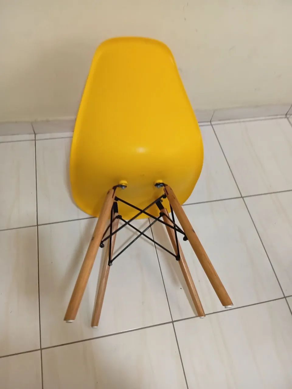 Cadeira de plástico com pé de madeira  - Foto 3