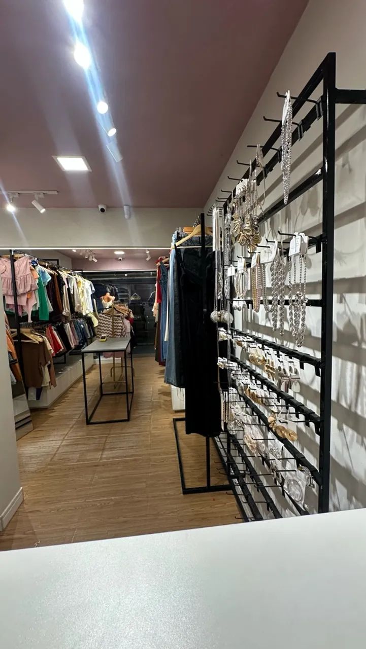 REPASSE LOJA DE ROUPAS COMPLETA + ESTOQUE- PRONTA P/ TRABALHAR - Foto 3