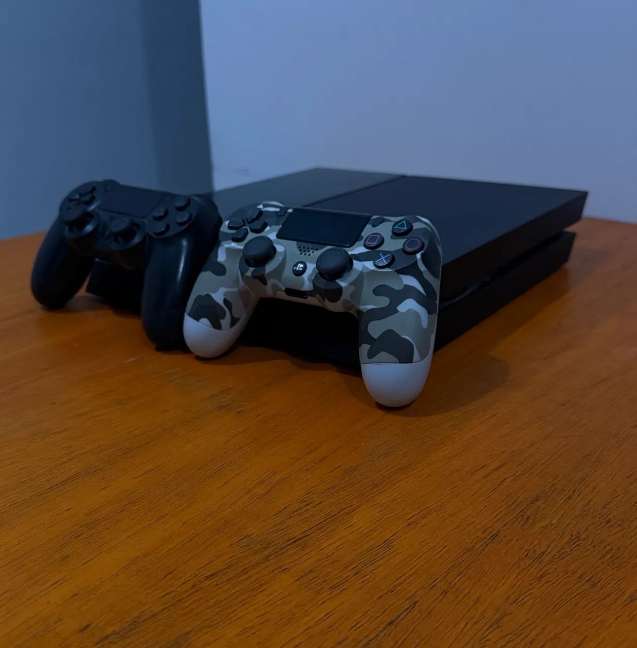 Ps4 com 2 controles 