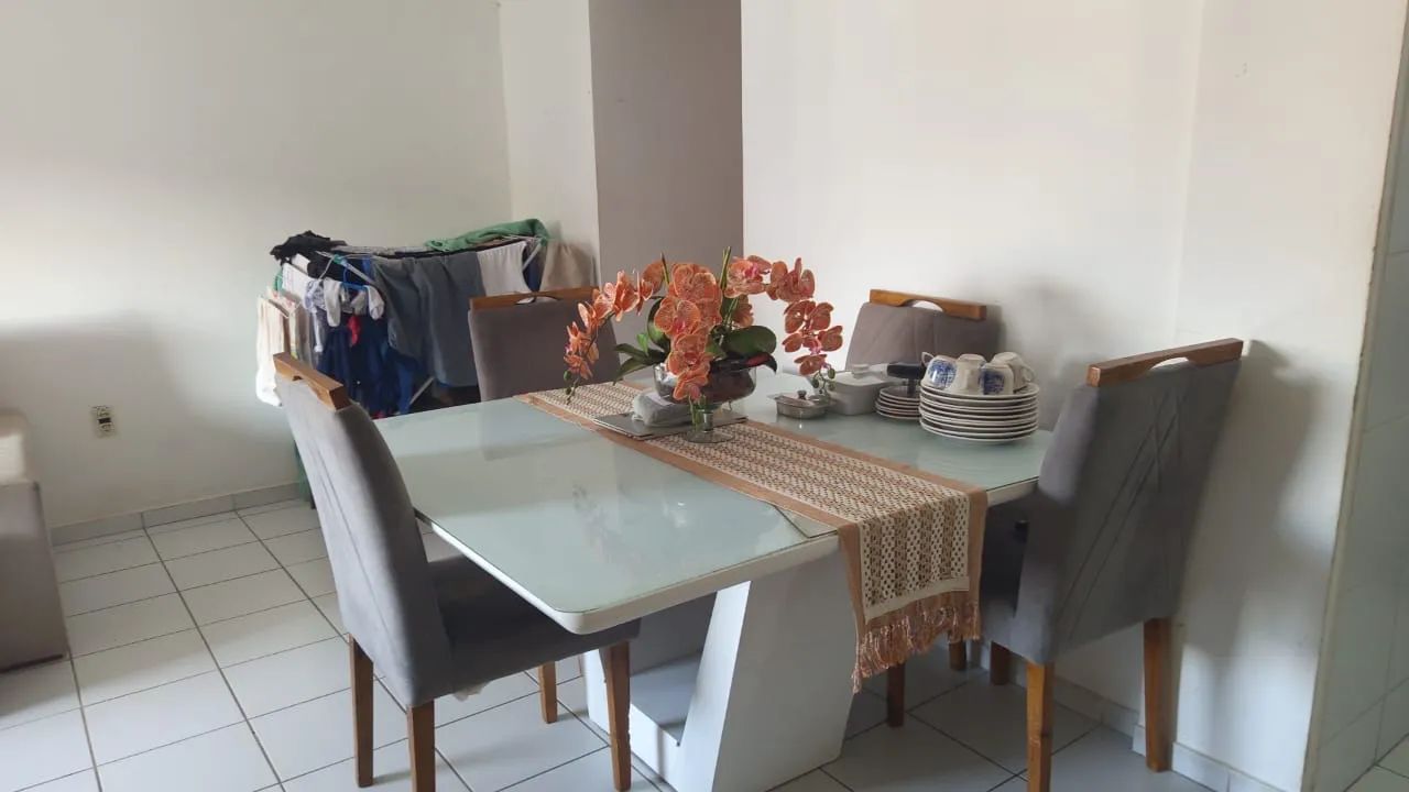 MESA MDF DE MADEIRA MACIÇA COM CADEIRAS