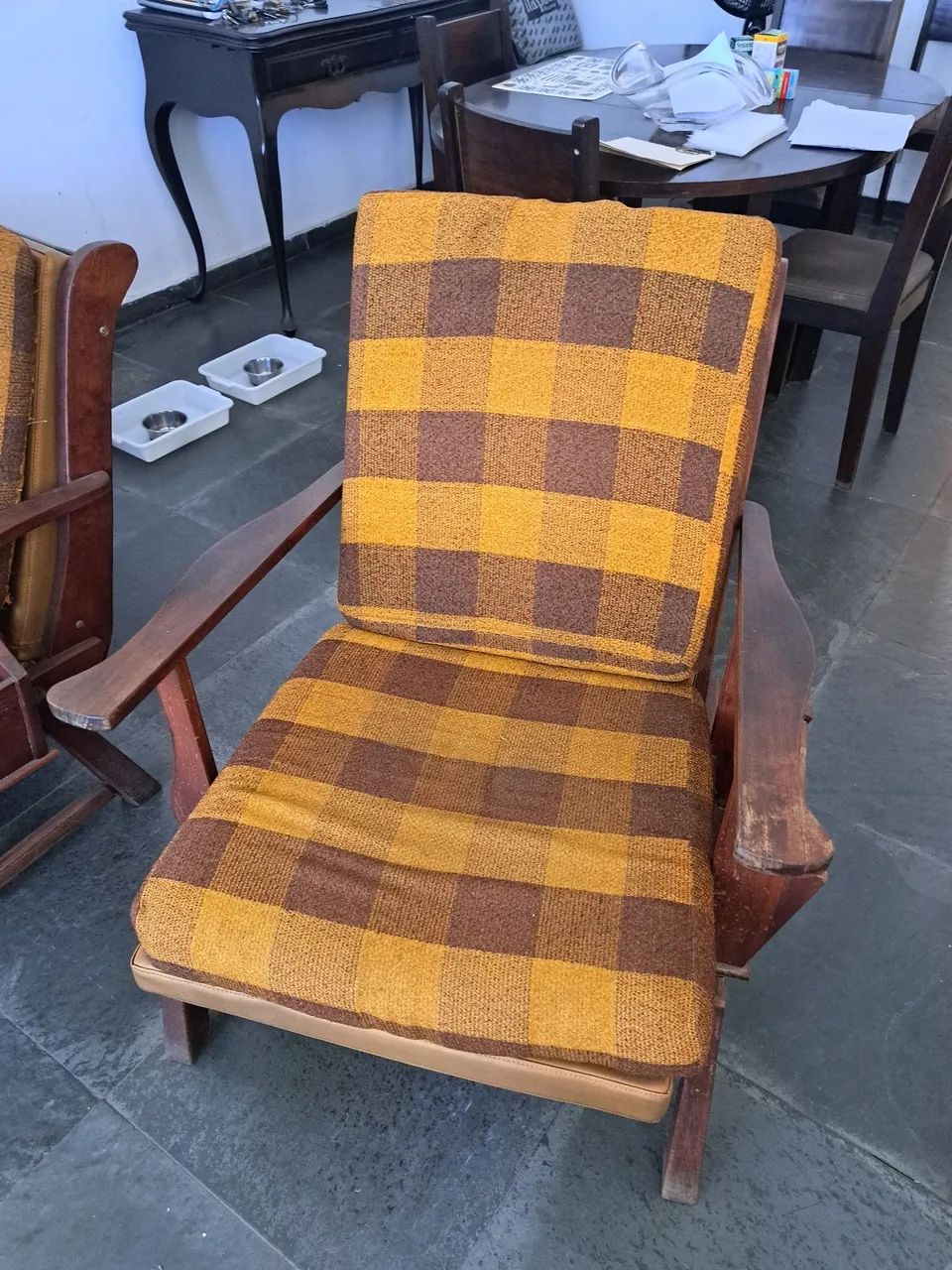 2 poltronas de madeira com estofado