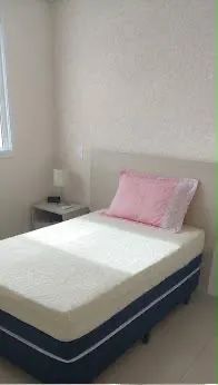 Vendo cama box solteiro com colchão 
