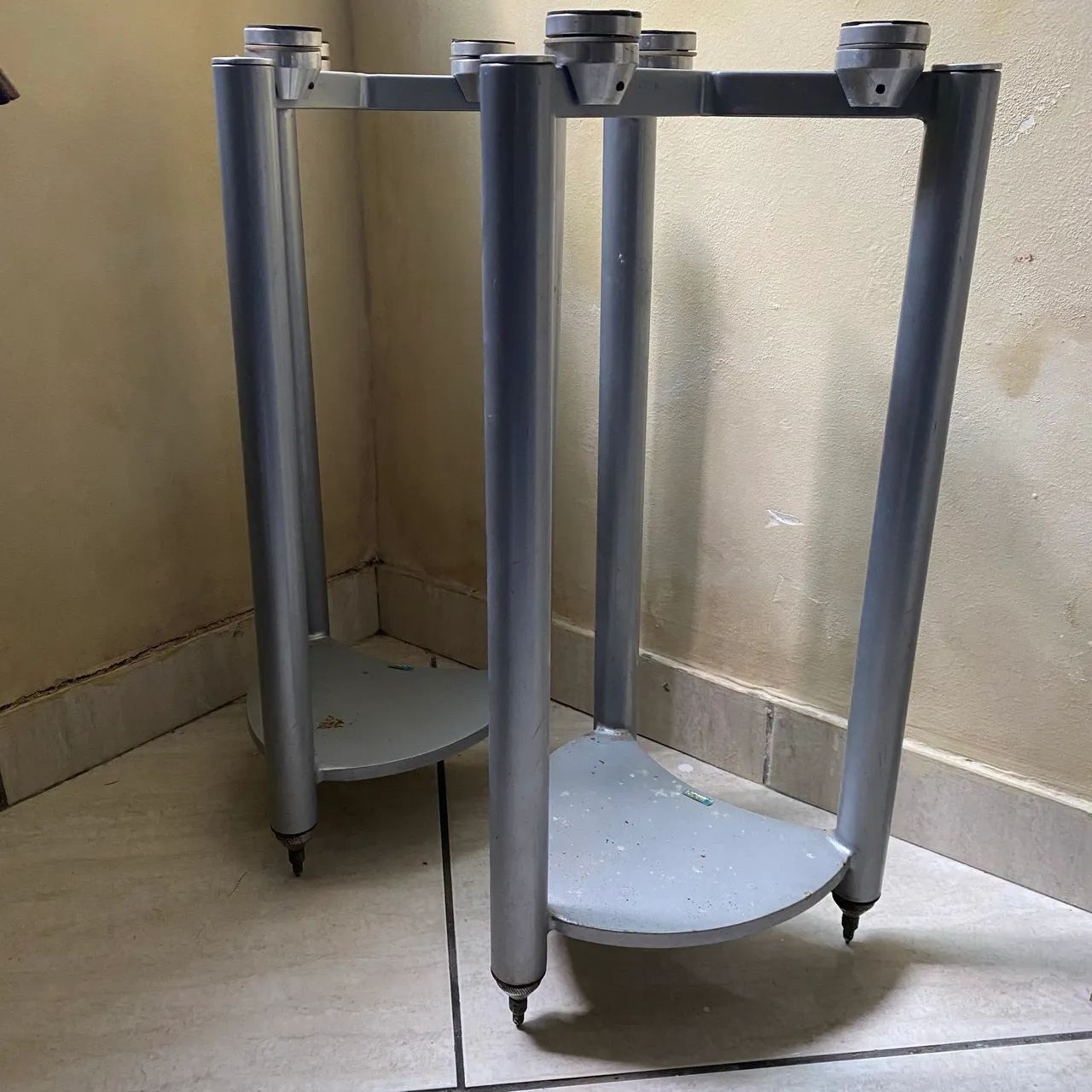 Par de pedestal IRON para som