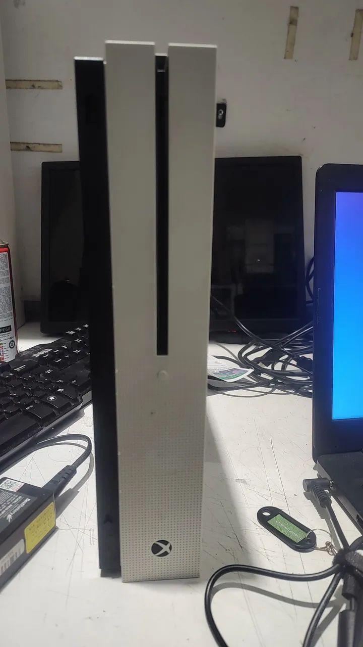 XBOX     ONE  S       C/ DEFEITO   ( Leia o Anúncio)