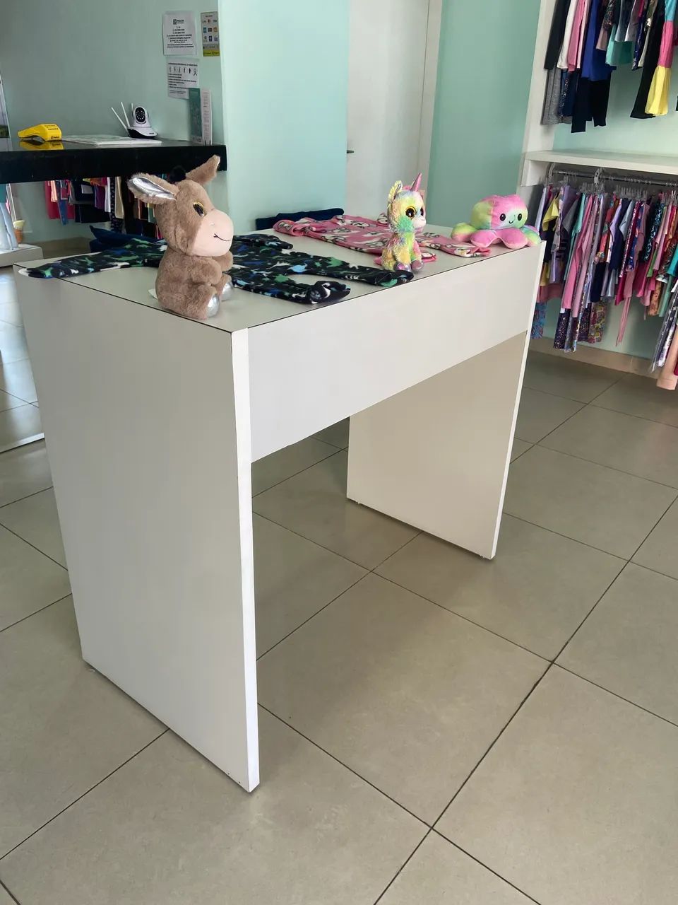 Balcão Expositor para Loja em MDF Branco