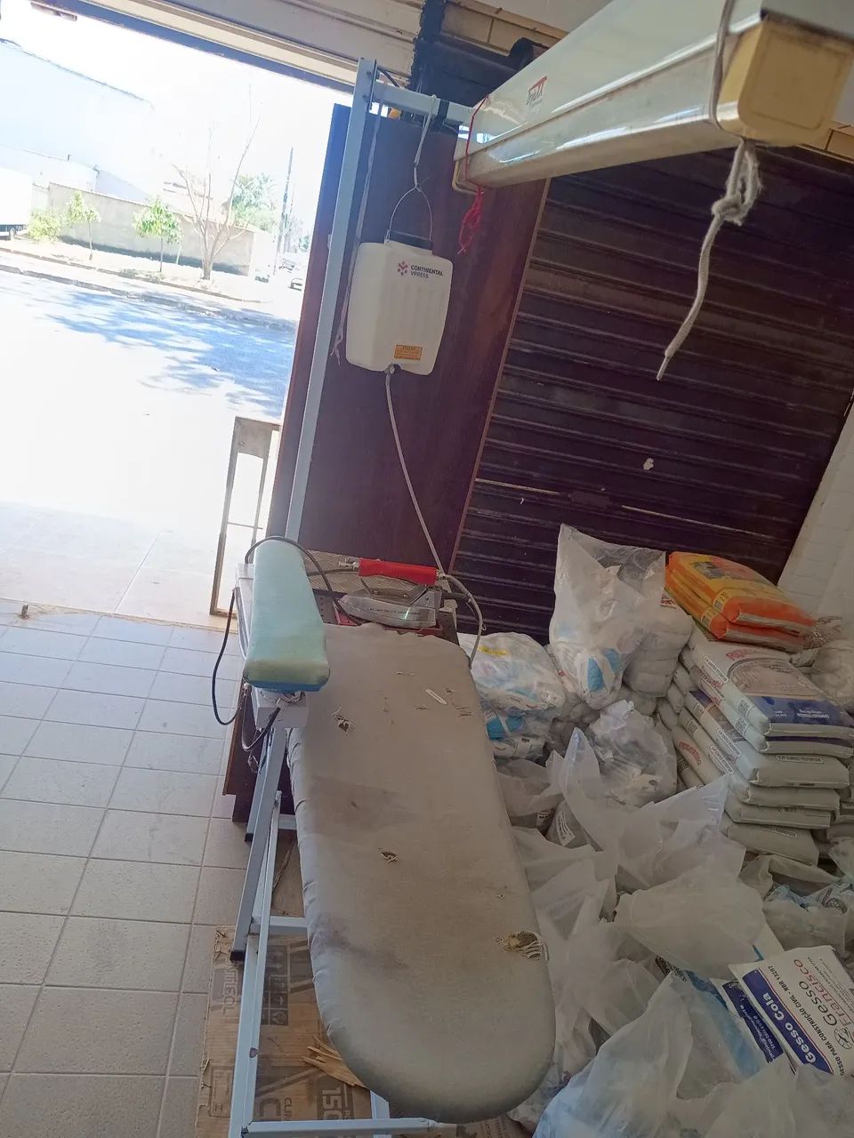 Mesa de passar roupa com ferro e reservatório  - Foto 4