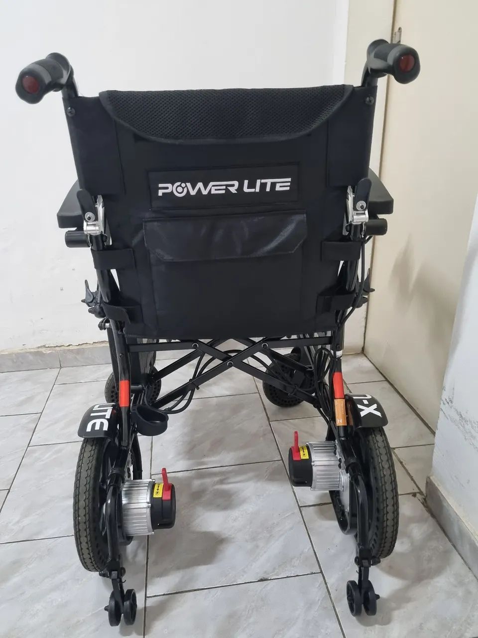 Cadeira de rodas motorizada moderna e leve - Foto 2