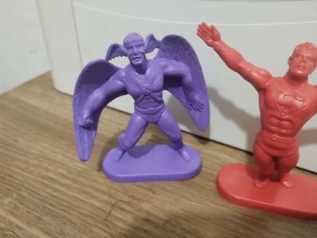 ACTION FIGURES EM LOTE COM 3 , SENDO PINGUIM, ,SUPERMAN E GAVIÃO NEGRO - Foto 2
