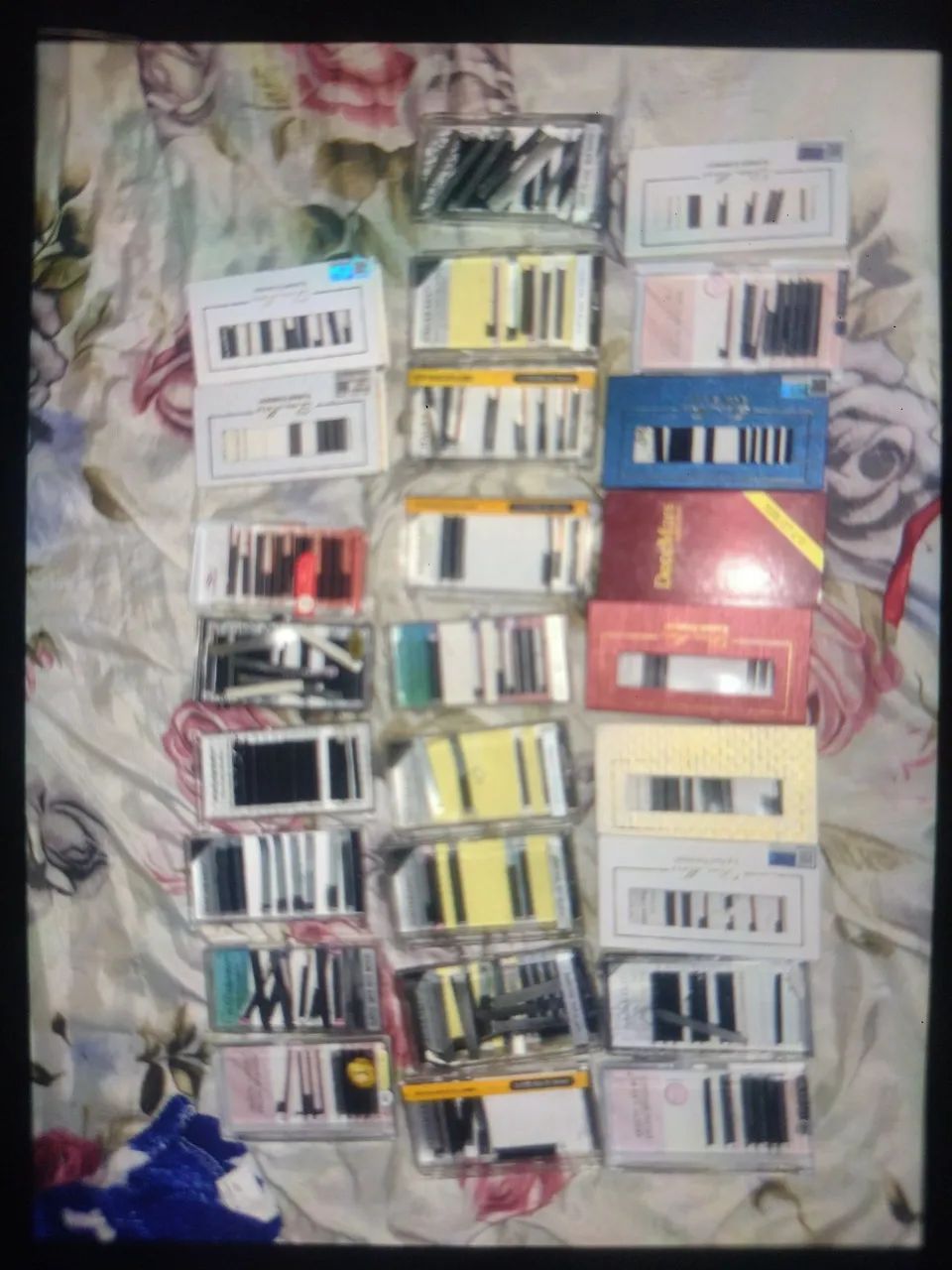 26 caixinhas de fio, algumas completas e outras abertas ou incompletas. - Foto 2
