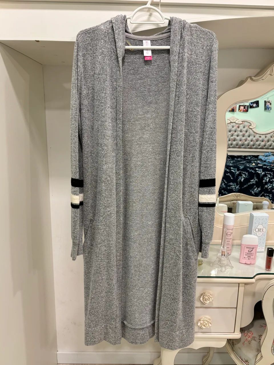 Cardigan de malha cinza com capuz 