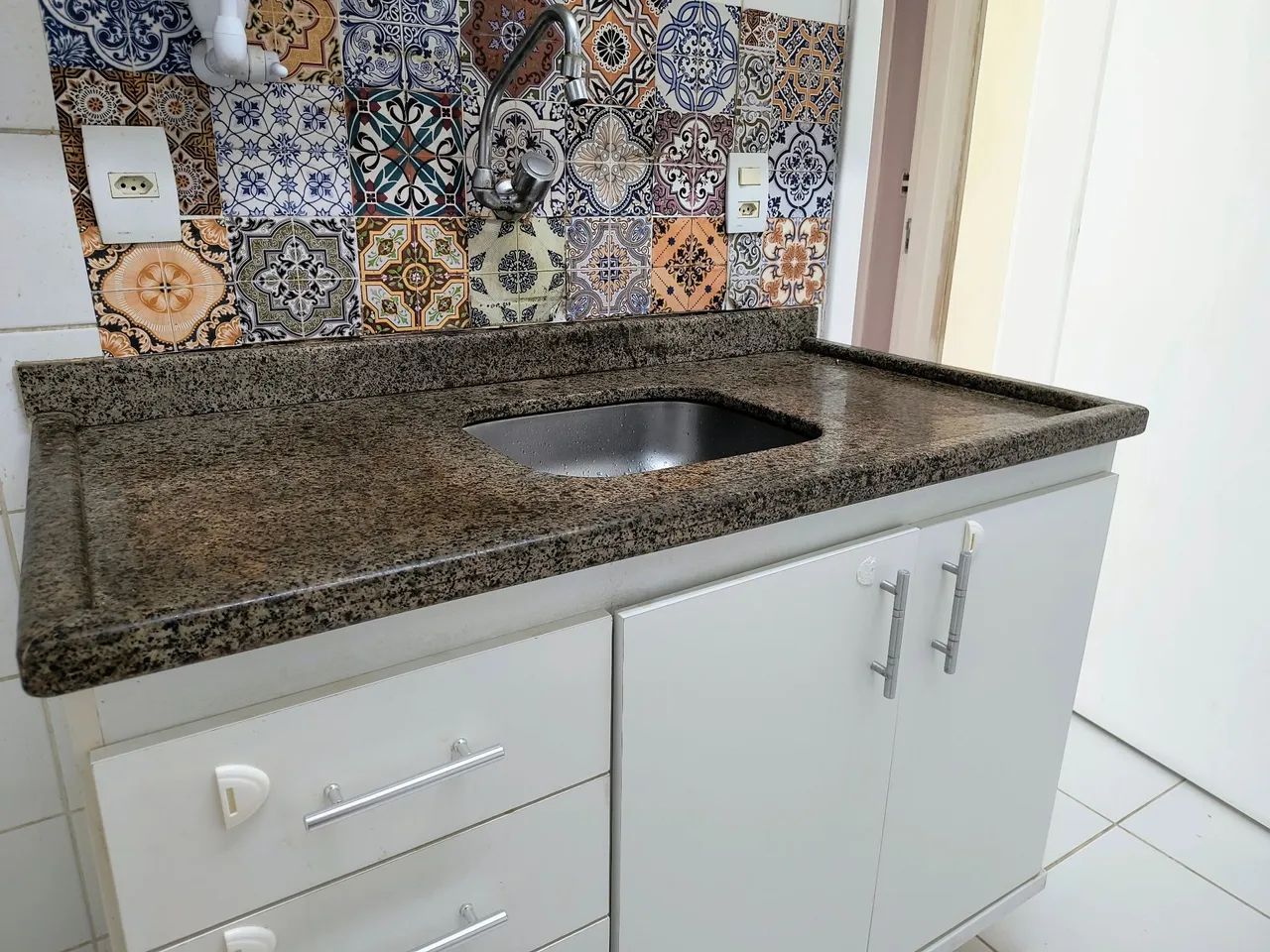 Pia de granito com cuba de inox